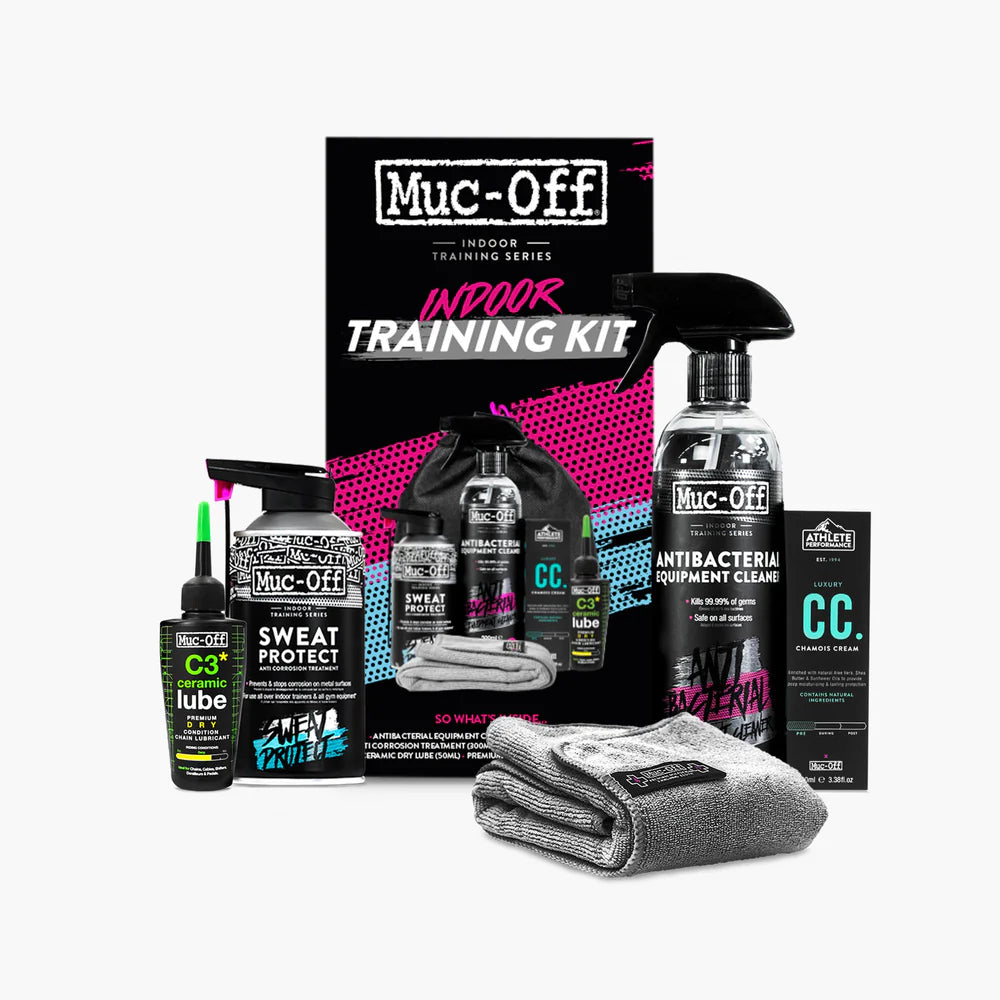 Muc-Off Indoor Training Kit - alles uitgestald naast de verpakking