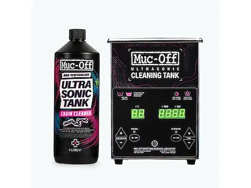 Muc-Off Ultrasonic Cleaning Tank met chain cleaner naast elkaar op witte achtergrond