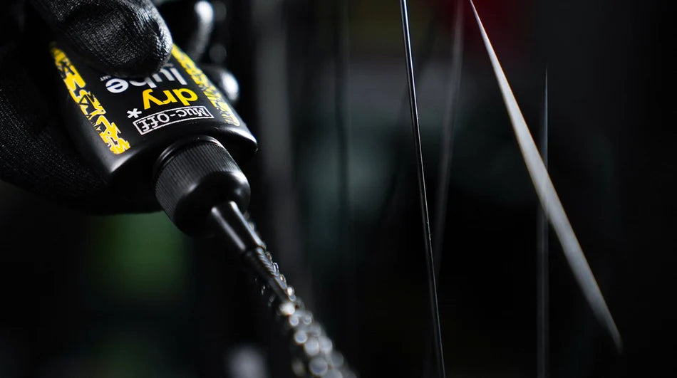 MUC-OFF Family Bike Care Kit - chain lube op de ketting doseren