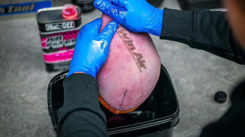 Muc-Off Air Filter Oil in gebruik met filter