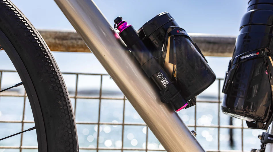 MUC-OFF airmach mini GEMONTEERD OP EEN FRAME MET EEN BIDON