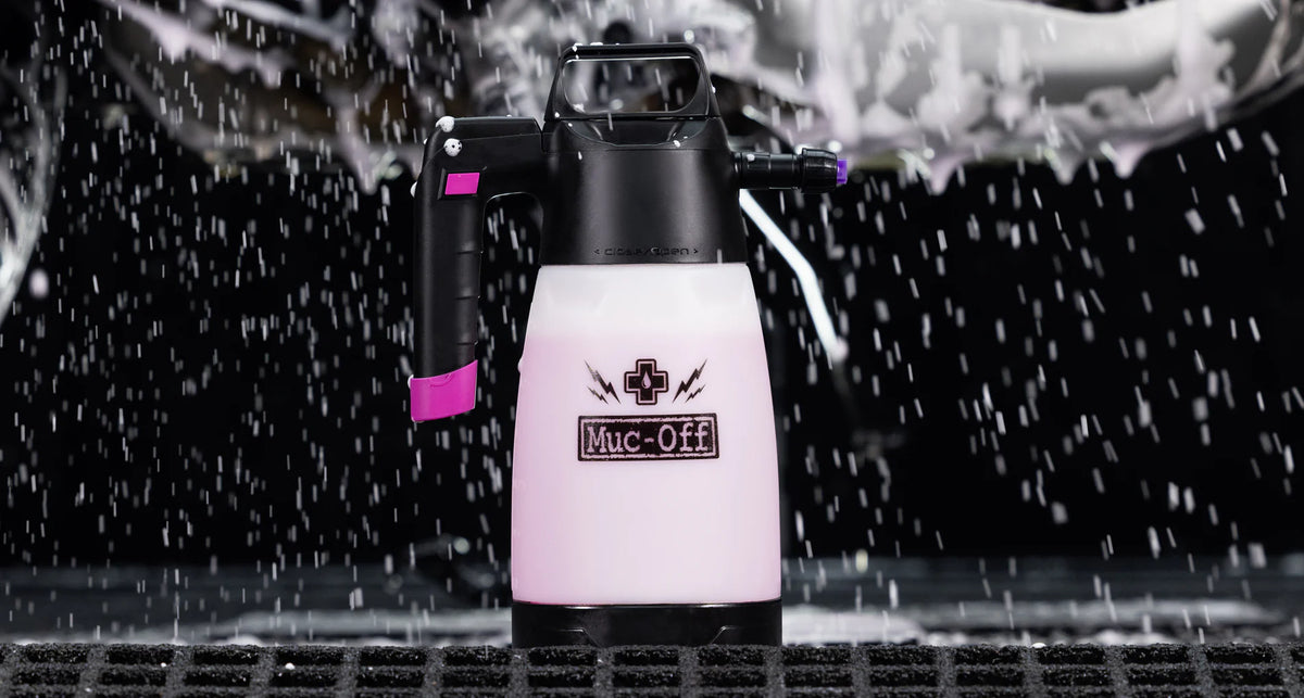 Muc-Off schuimsproeier met roze fiets-sproeikop en paarse powersports-sproeikop