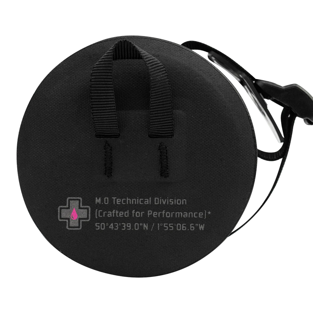 Muc-Off Explorer Bar Bag met bungee-koorden en MOLLE-bevestigingslussen – zijkant