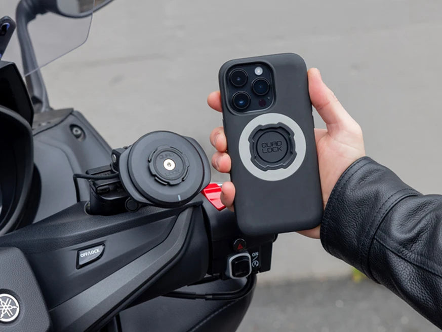 QUAD LOCK brake reservoir mount gemonteerd op de motor met een wireless charger