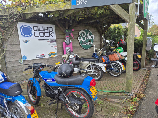 HBCC Historische Bromfiets Club Culemborg lunchpauze bij BikerGadgets 2025