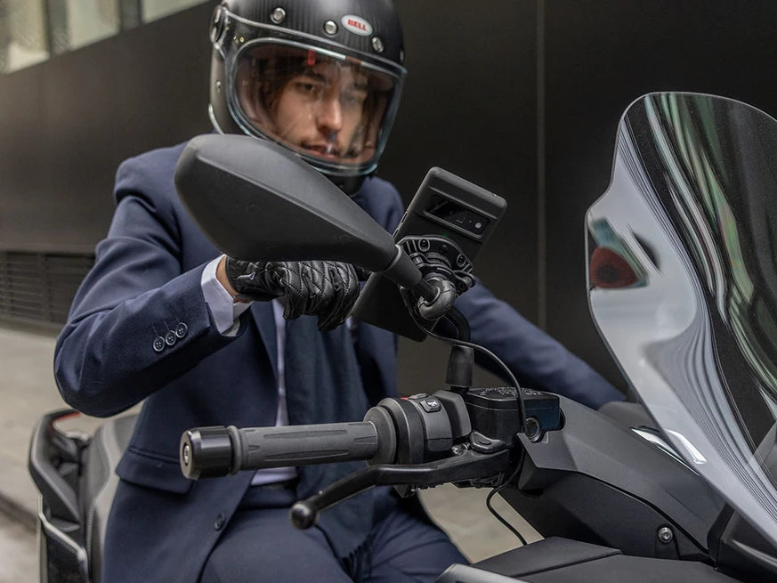 QUAD LOCK scooter/motorcycle mirror mount gemonteerd op een motorscooter spiegelarm