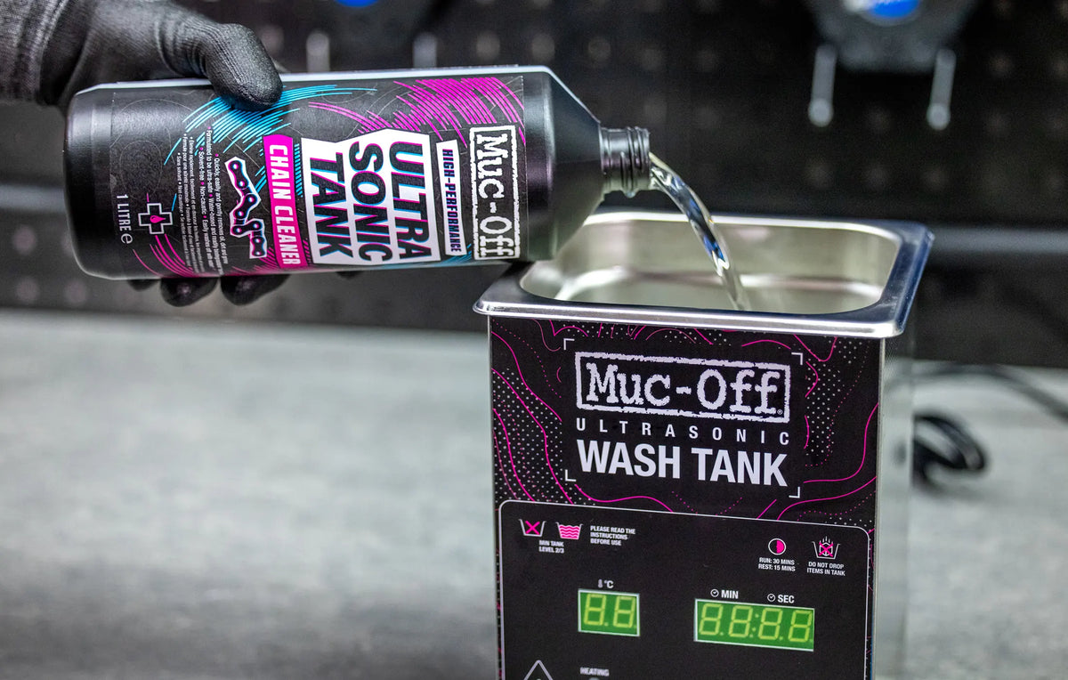 MUC-OFF ultrasonic tank vloeistof IN GEBRUIK MET DE ULTRASOON BAD