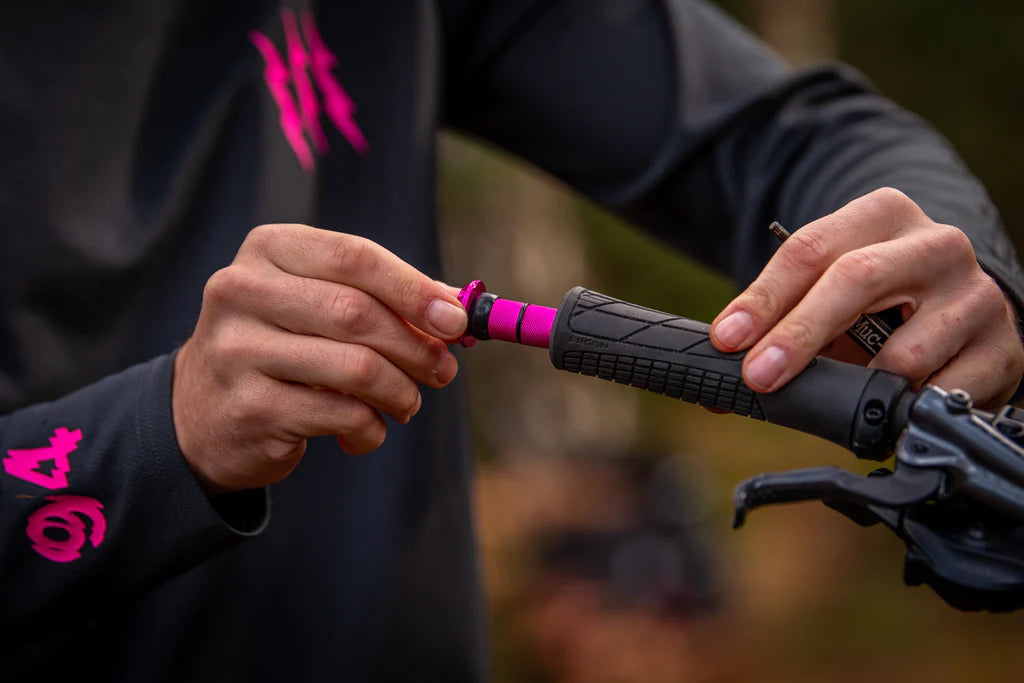 Muc-Off Stealth Tubeless Puncture Plug bar end tool  - monteren in het stuur