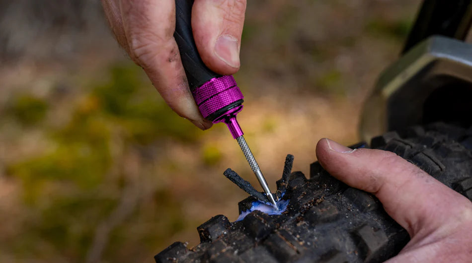Muc-Off Precision Tubeless Repair Capsule - hier de worm monteren met de tool