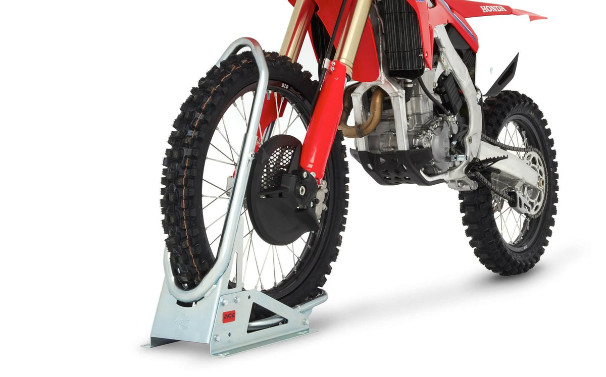 ACEBIKES SteadyStand Cross Basic met een crossmotor in de klem