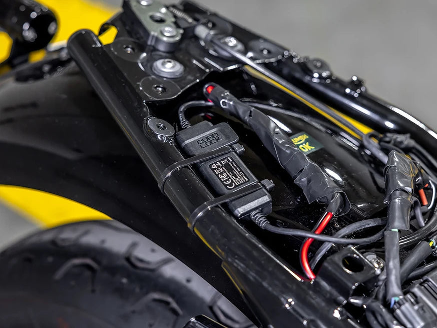 Quad Lock 12V Smart Adapter - met taille rips vast gezet