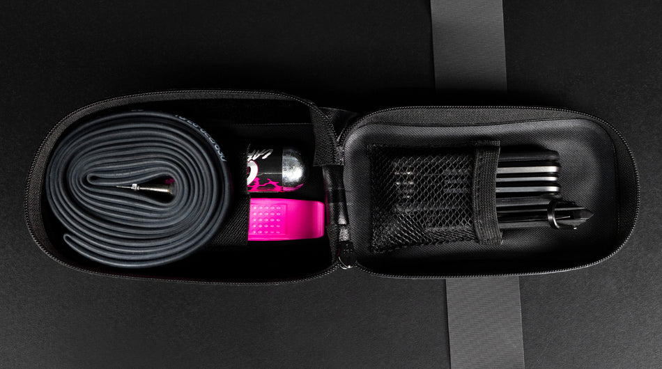 MUC-OFF Zadeltas Small open geklapt met spullen erin