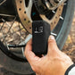 MUC-OFF AirMach Electric Inflator Pro Max - druk aflezen bij een motorband

