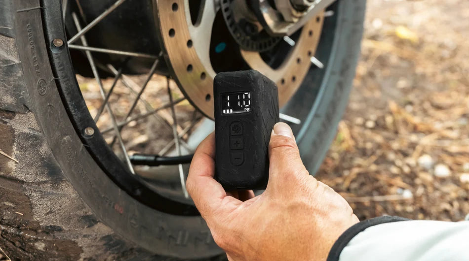 MUC-OFF AirMach Electric Inflator Pro Max - druk aflezen bij een motorband
