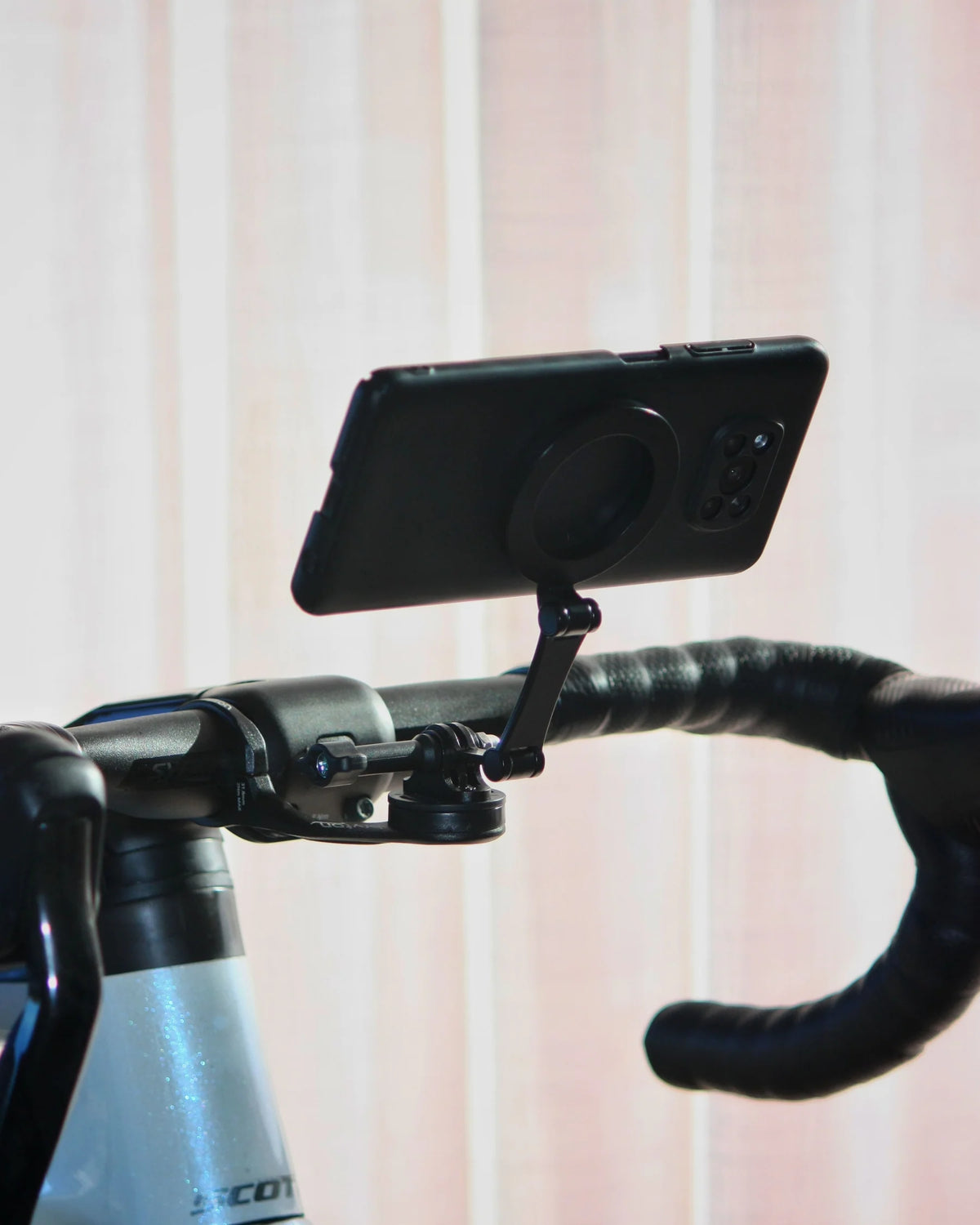 Craft Cadence Magnetic Indoor Phone Mount -gemonteerd met telefoon 
