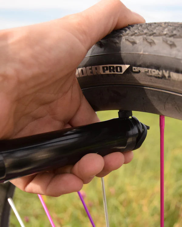 DAYSAVER Incredible Pump in gebruuik op een mtb band