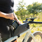 Quad Lock Out Front Mount PRO V2 fietshouder verpakking - gemonteerd op een dropperstuur met een wireless charger
