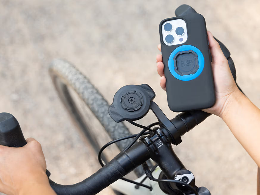 Quad Lock Out Front Mount PRO V2 fietshouder verpakking - gemonteerd me wireless charger en klaar voor de mag case met telefoon