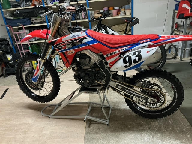 RISK RACING Ride On Lift RR1 - FOTO VAN EEN KLNAT MET ZIJN CROSSMOTOR