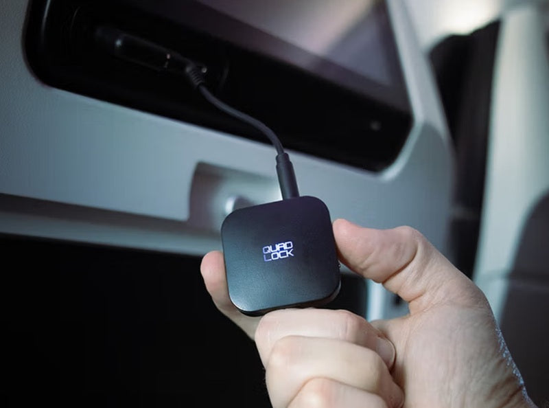 QUAD LOCK AUX Bluetooth Adaptor - aangesloten in het vliegtuig