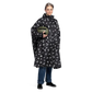 REFLECTIVE BERLIN regenponcho met helm in de hand en poncho aan