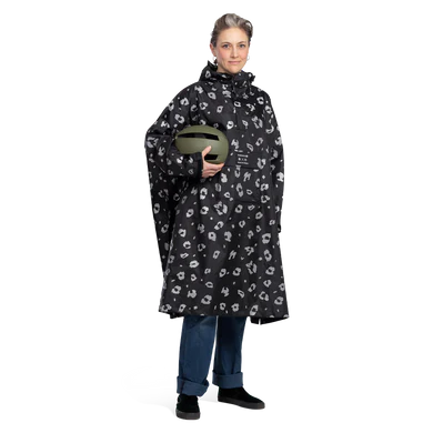 REFLECTIVE BERLIN regenponcho met helm in de hand en poncho aan