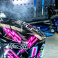 Muc-Off Helmet Visor & Goggle Cleaning Kit - goggle cleaner in gebruik op een helm