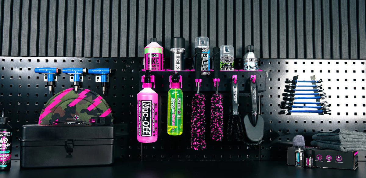 Muc-Off Bottle & Detailing Storage Rack  - aan een wandrek gemonteerd