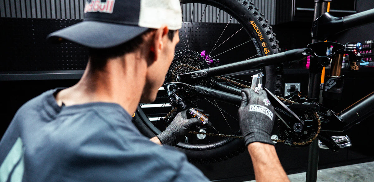 Muc-Off C3 Ceramic All Weather Lube - gebruik in de garage voor de fiets
