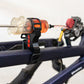 SUPERSONIC PARTS spuithouder kit hydraulische remmen ontluchten met rode houders en rubberen straps in gebruik met olie