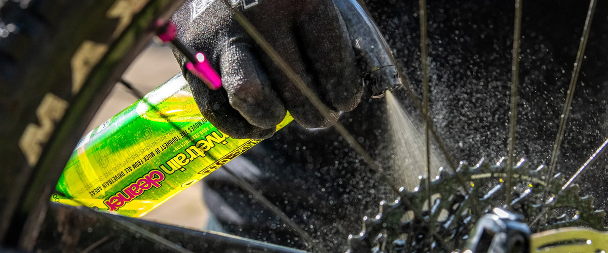 Muc-Off Cycle Bio Drivetrain Cleaner - op de tandwielen sprayen