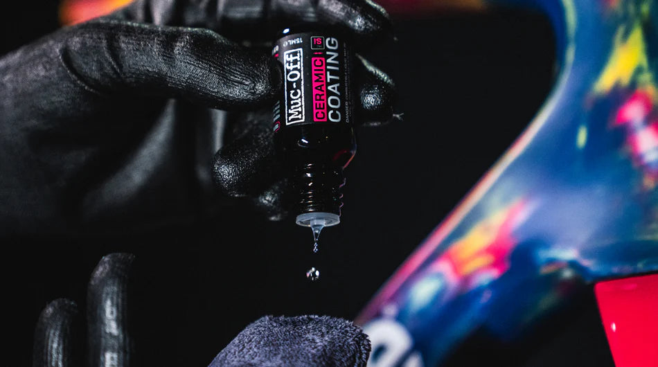 Muc-Off Ceramic Protection Kit – de coating op de doek druppelen