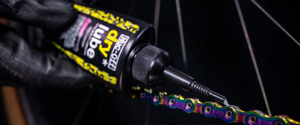  MUC-OFF Dry Weather Cycle Chain Lube - hier in gebruik op een fietsketting