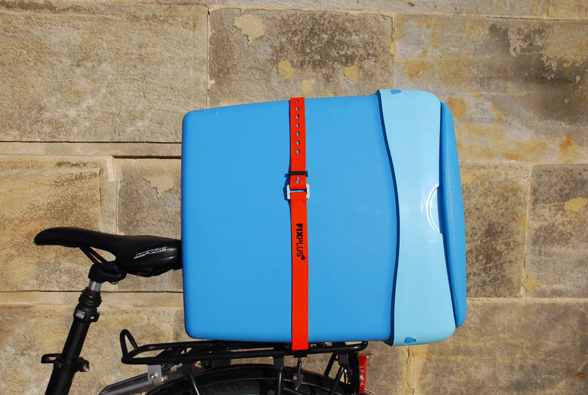 FIXPLUS spanband bevestigd op fiets bagagedrager met bagage