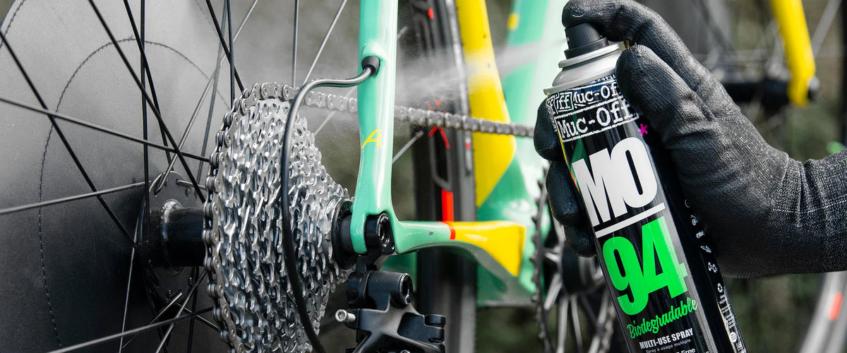 MUC-OFF MO-94 multispray  – hier het inspuiten van de fiets