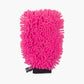 Muc-Off microvezel washandschoen in gebruik motor wassen krasvrije reiniging chenille technologie
