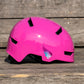 Reflective Berlin reflecterende stickers small voor kinderen wings op een roze helm
