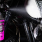MUC-OFF Motorcycle Clean, Protect & Lube Kit - cleaner in gebruik