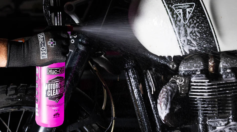 MUC-OFF Motorcycle Clean, Protect & Lube Kit - cleaner in gebruik