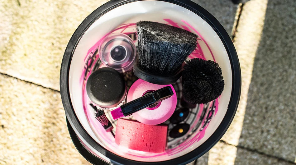 MUC-OFF Dirt Bucket Kit - emmer bovenaanzicht met alles erin