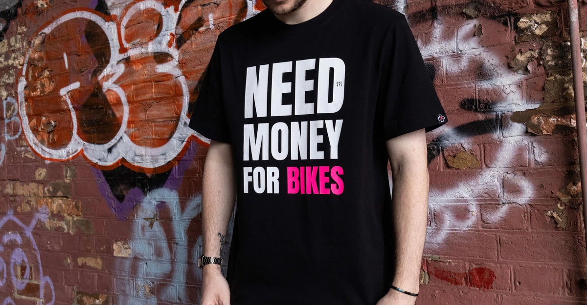 Muc-Off Need Money for Bikes T-Shirt – biologisch katoen, regular fit, unisex gedragen