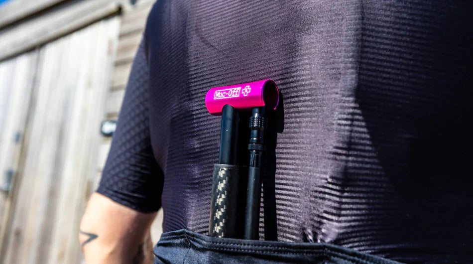 MUC-OFF airmach carbon pump meenemen achter in je fiets hemd