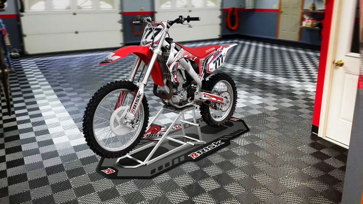 RISK RACING Ride On Lift RR1 - IN DE GARAGE MET EEN CROSSMOTOR
