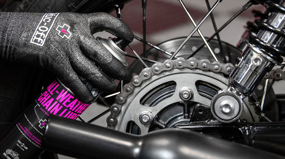 MUC-OFF  all weather motorcycle chain lube in gebruik als spray