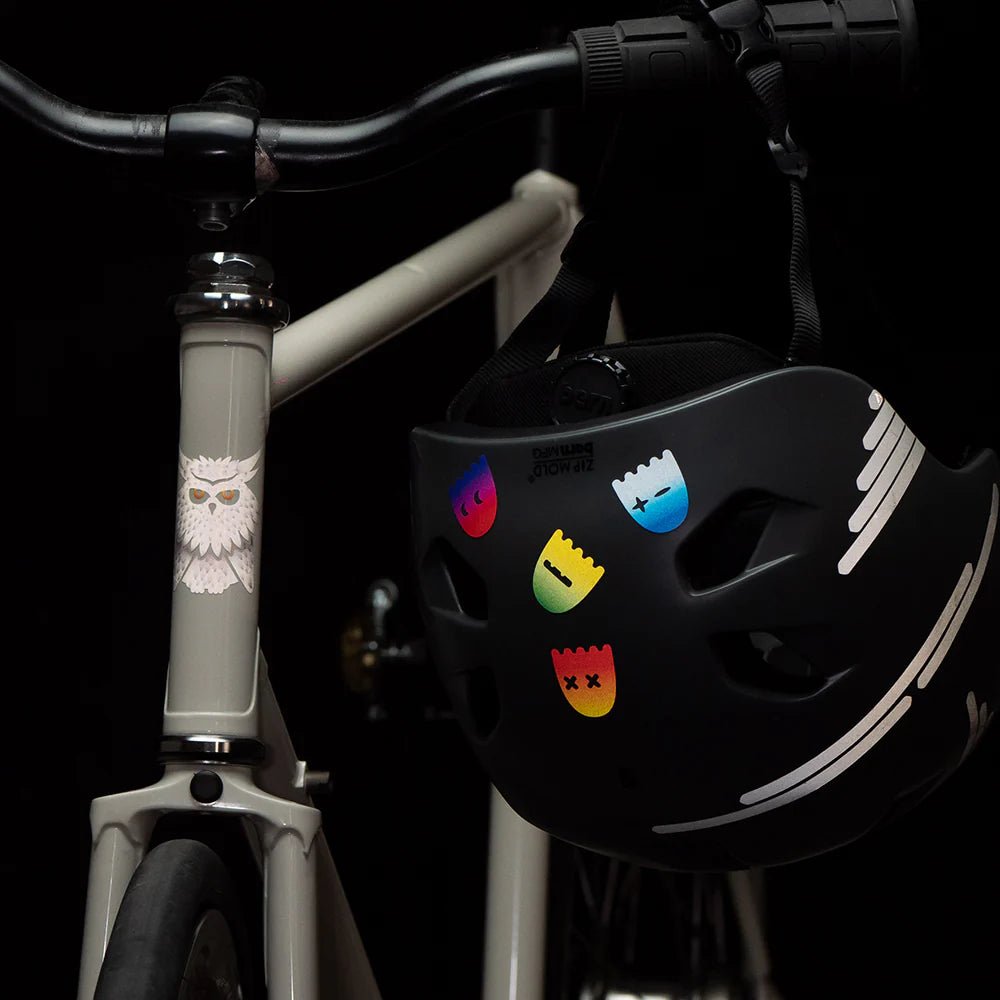 Reflective Berlin reflecterende stickers small voor kinderen ghost op een zwarte helm