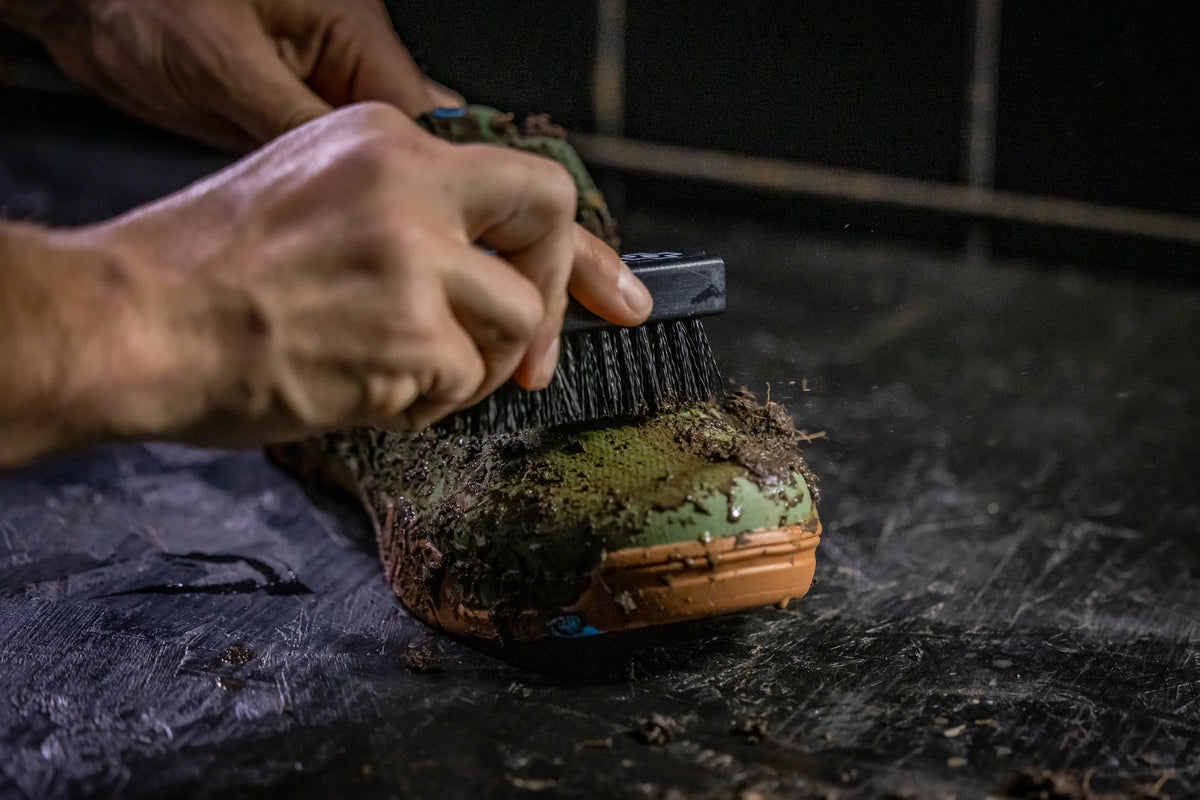 MUC-OFF bike shoe brush - de modder poets je er zo vanaf 