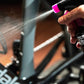Muc-Off Indoor Training Kit -de anti bacteriële cleaner in gebruik op de indoorfiets