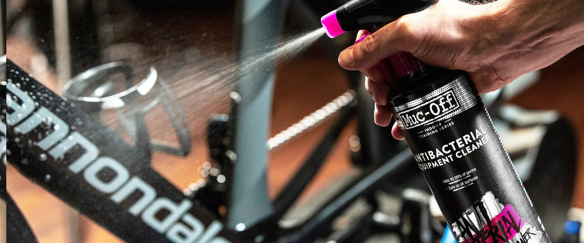 Muc-Off Indoor Training Kit -de anti bacteriële cleaner in gebruik op de indoorfiets
