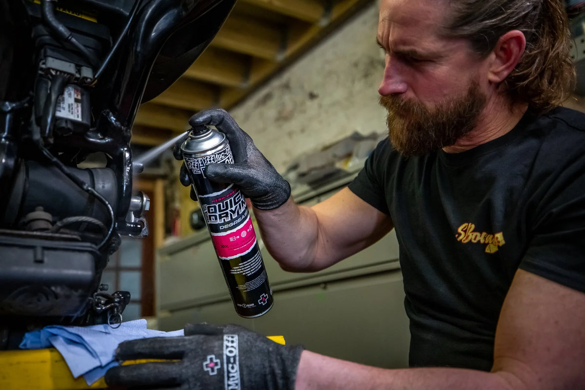 Muc-Off Quick Drying Degreaser 750 ml spuitbus – in gebruik bij een motor