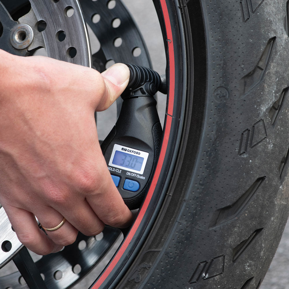 OXFORD DigiGauge digitale bandendrukmeter – nauwkeurige bandenspanning meten voor motorfiets en scooter in gebruik bij een band